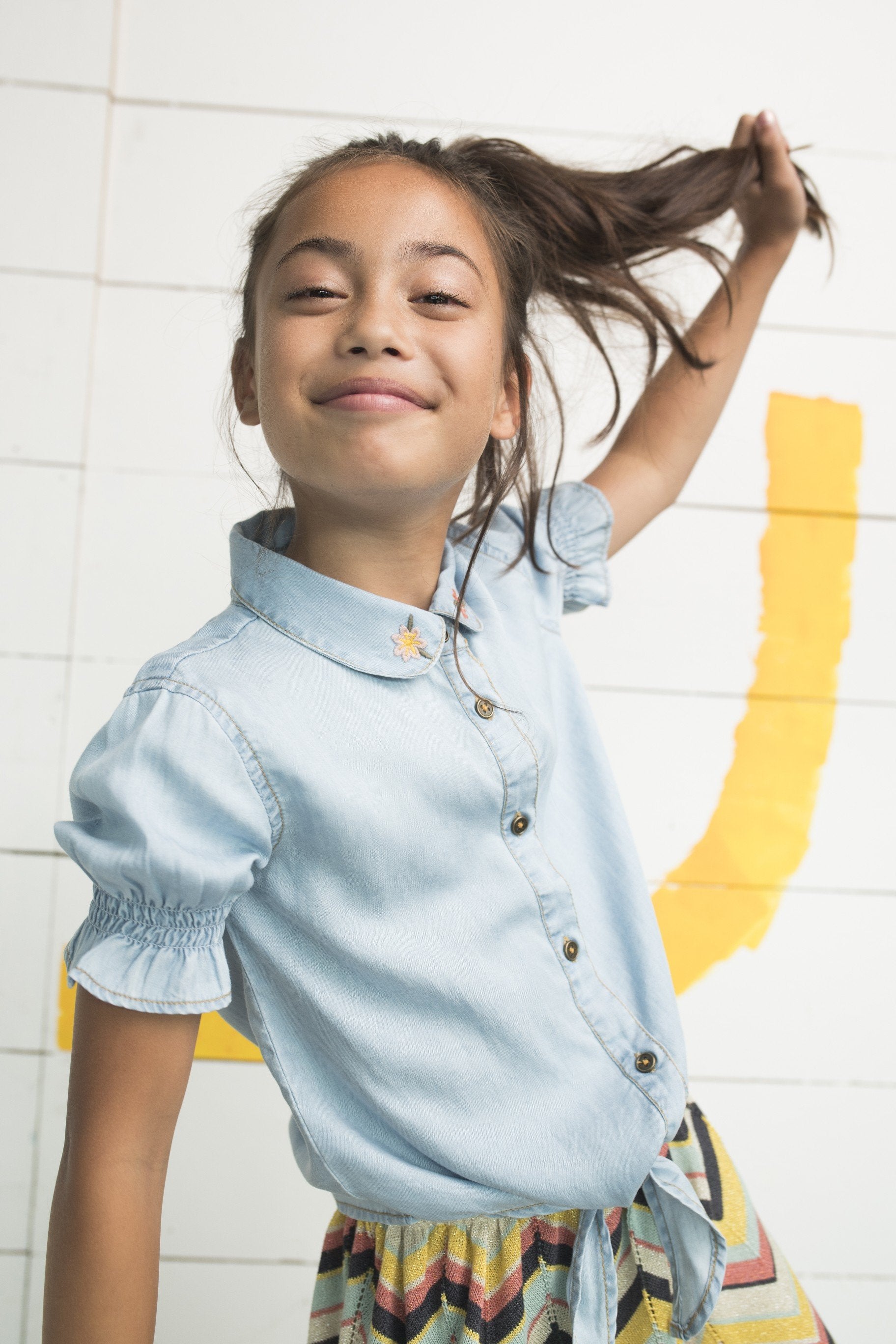 Meisjes Flo girls light denim ss knotted blouse van Like Flo in de kleur Light Blue in maat 152.