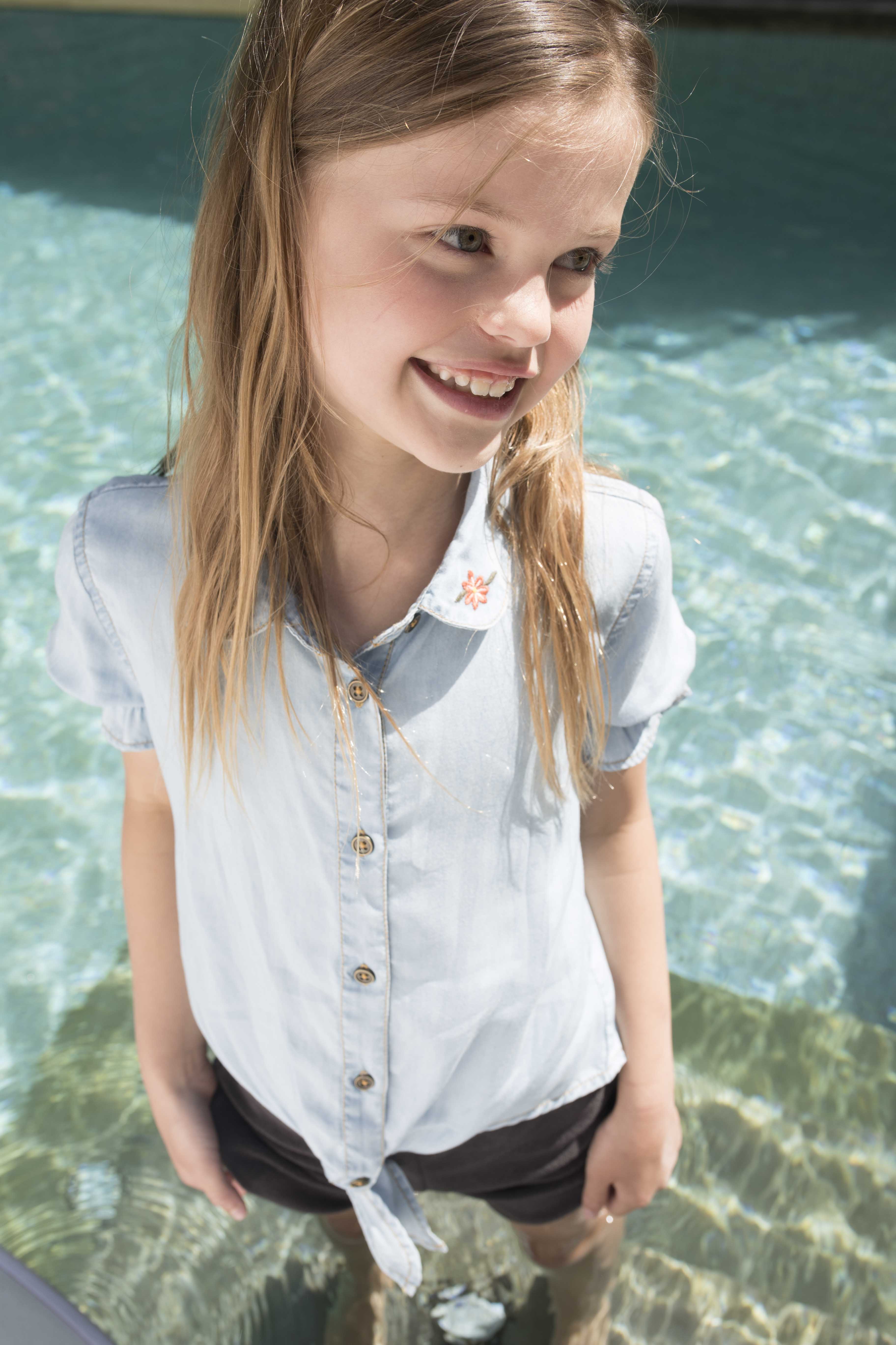 Meisjes Flo girls light denim ss knotted blouse van Like Flo in de kleur Light Blue in maat 152.