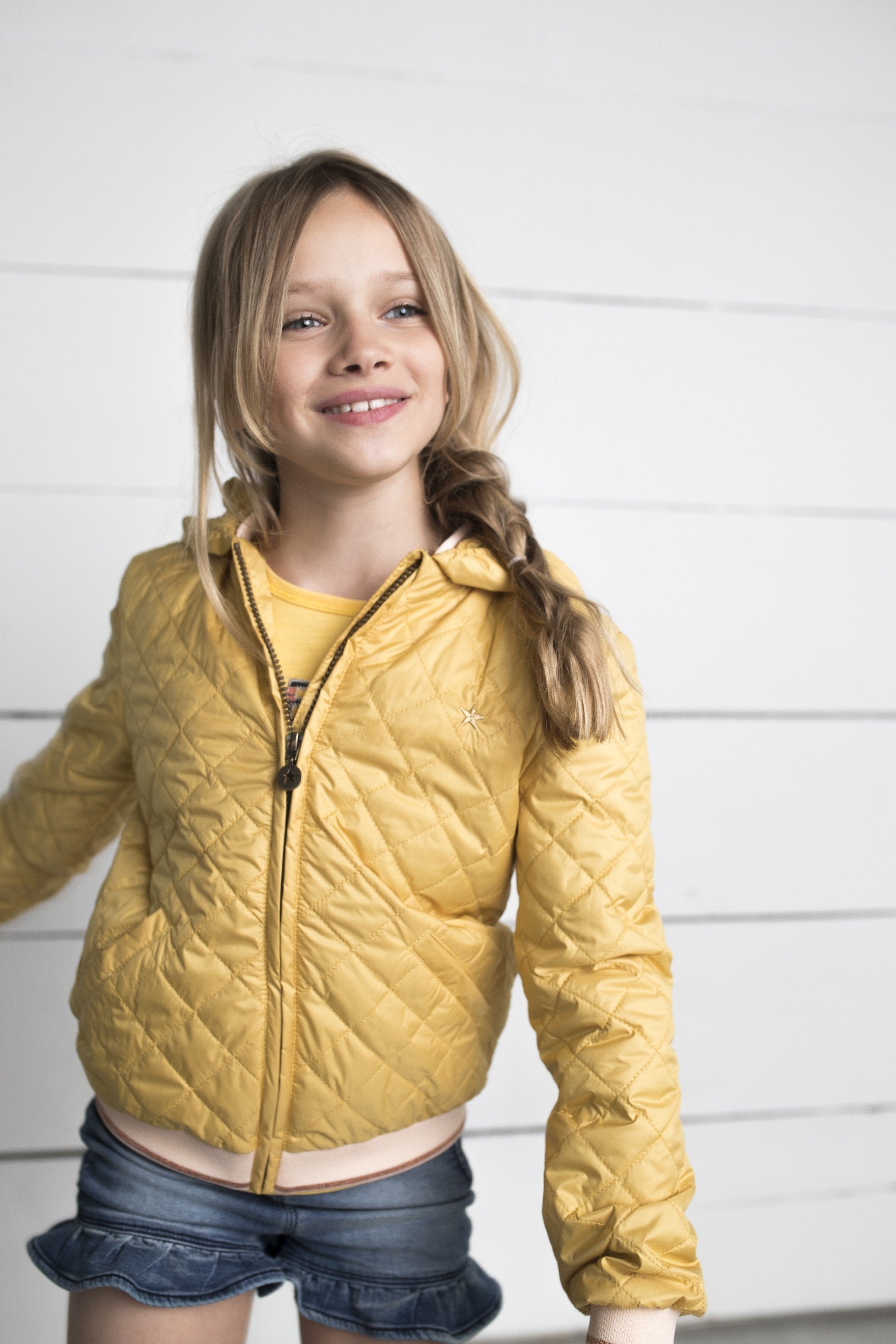 Meisjes Flo girls hooded summer jacket van Like Flo in de kleur Honey in maat 152.