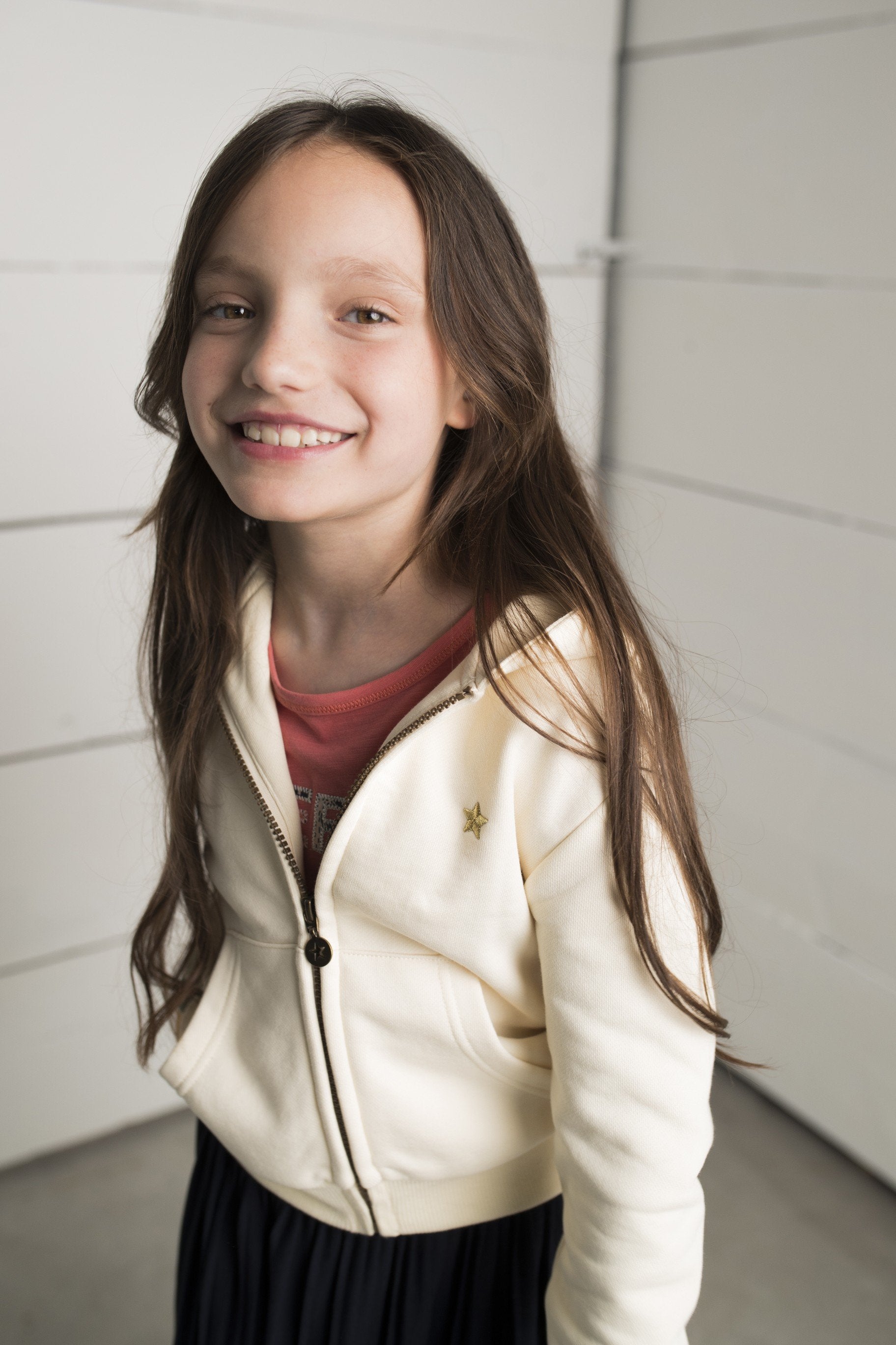 Meisjes Flo girls tee open shoulder roll divers van Like Flo in de kleur Blush in maat 152.