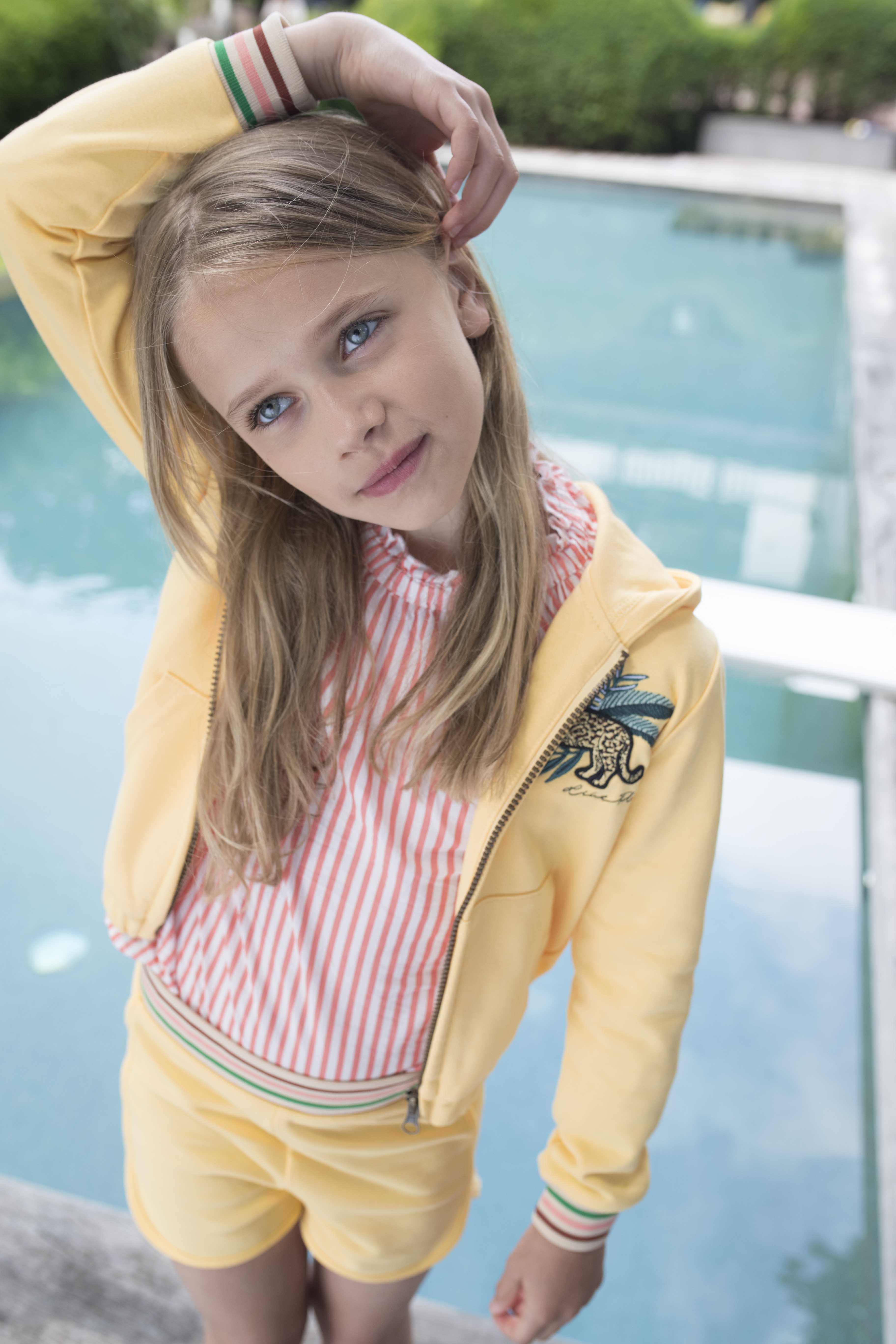 Meisjes Flo girls sweat short van Like Flo in de kleur Honey in maat 152.