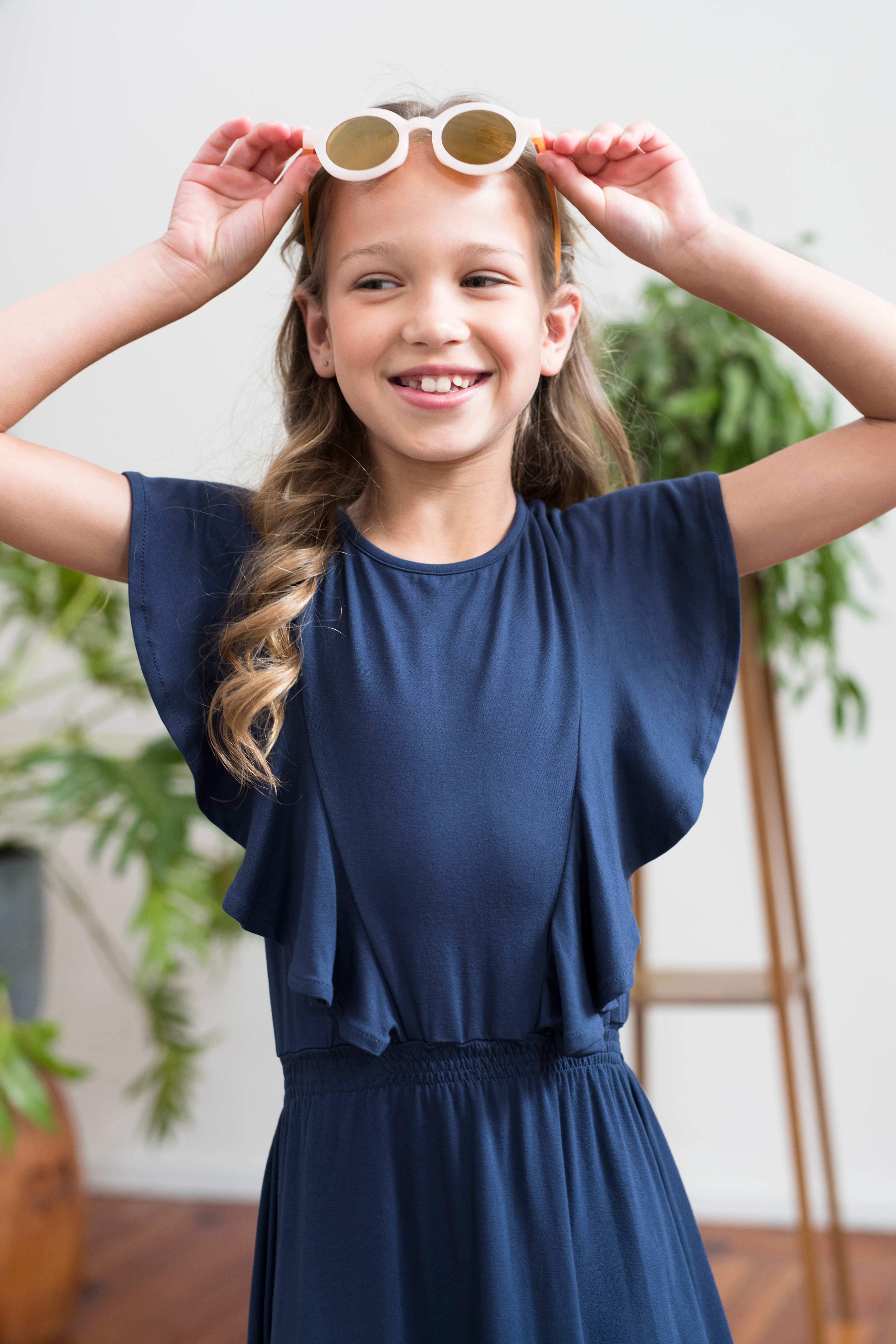 Meisjes Flo girls viscose jersey ruffle smock dress van Like Flo in de kleur Navy in maat 152.