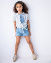 Meisjes Solid Rib Ss Tee With Button Closure van Like Flo in de kleur Ice blue in maat 140.