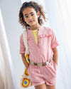 Meisjes Solid Rib Ss Tee With Button Closure van Like Flo in de kleur Soft yellow in maat 140.