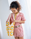 Meisjes Solid Rib Ss Tee With Button Closure van Like Flo in de kleur Soft yellow in maat 140.