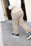 Jongens Sweatpants LERWIN van Levv in de kleur Sand Desert in maat 128.