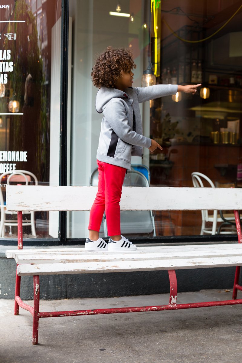 Jongens Sweat Pant van Little Levv in de kleur Red in maat 116.