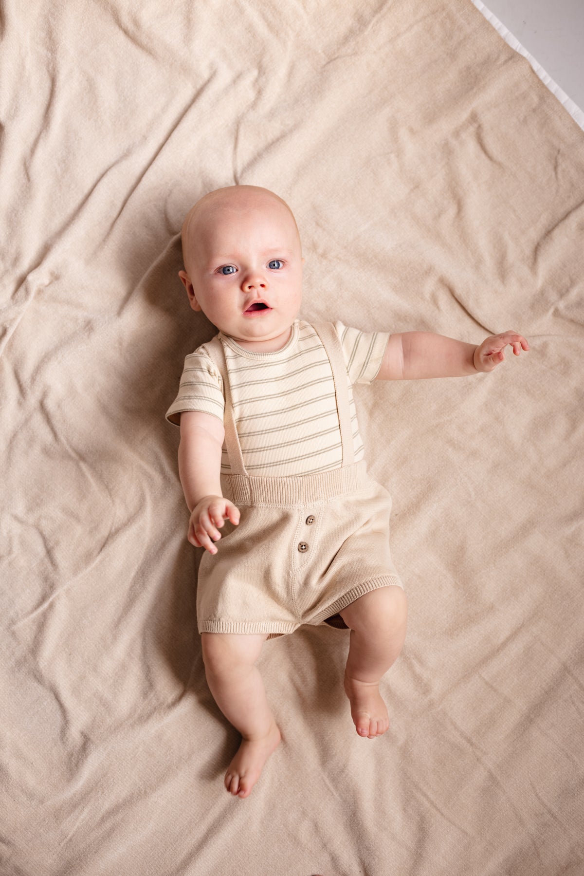 Jongens Bodysuit FRED van Levv Newborn in de kleur AOP Olive Stripe in maat 68.