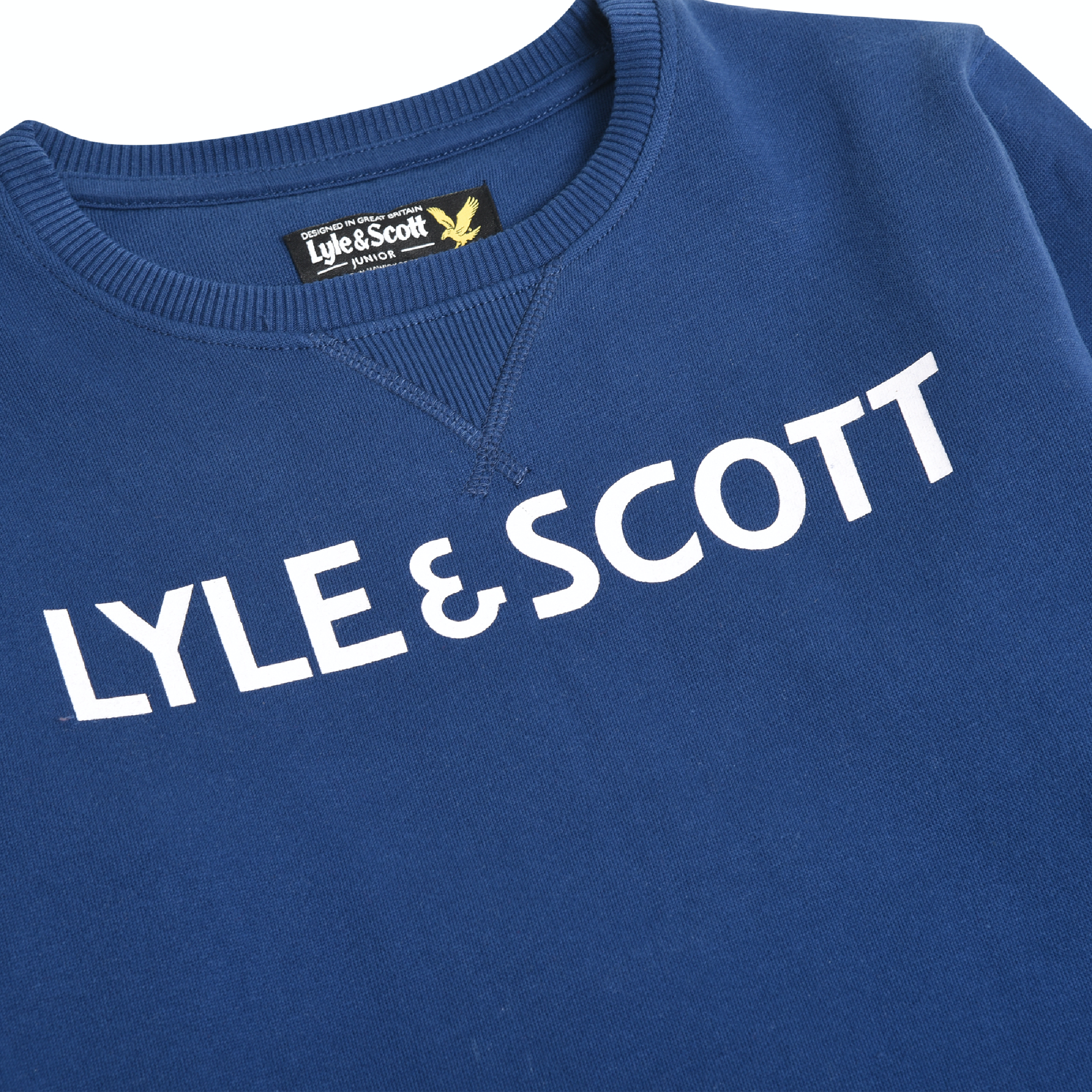 Jongens Lyle & Scott Text BB Crew Sweat Estate Blue van Lyle & Scott in de kleur Estate Blue in maat 170-176.