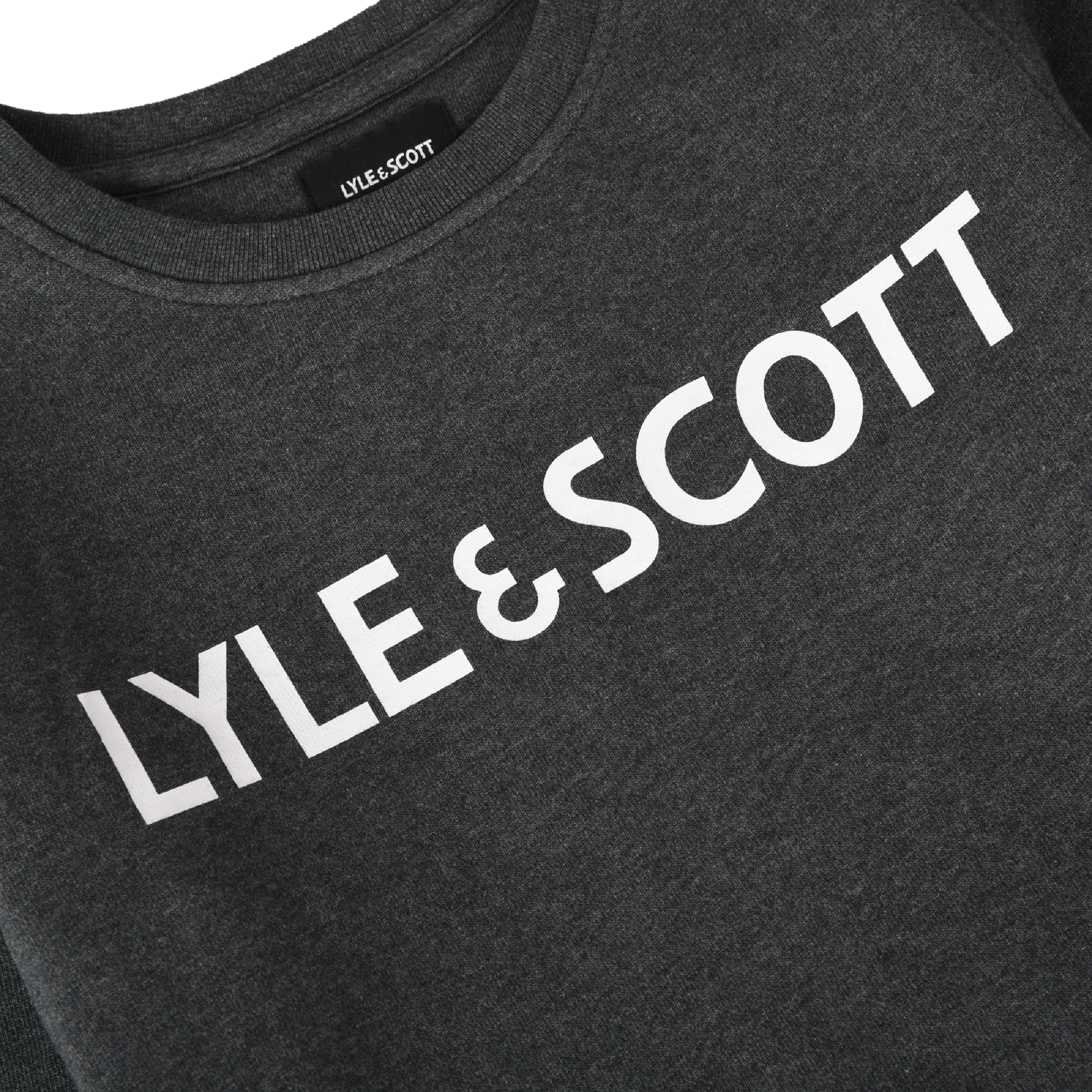 Jongens Lyle & Scott Text BB Crew Sweat Charcoal Grey Marl van Lyle & Scott in de kleur Charcoal Grey in maat 170-176.