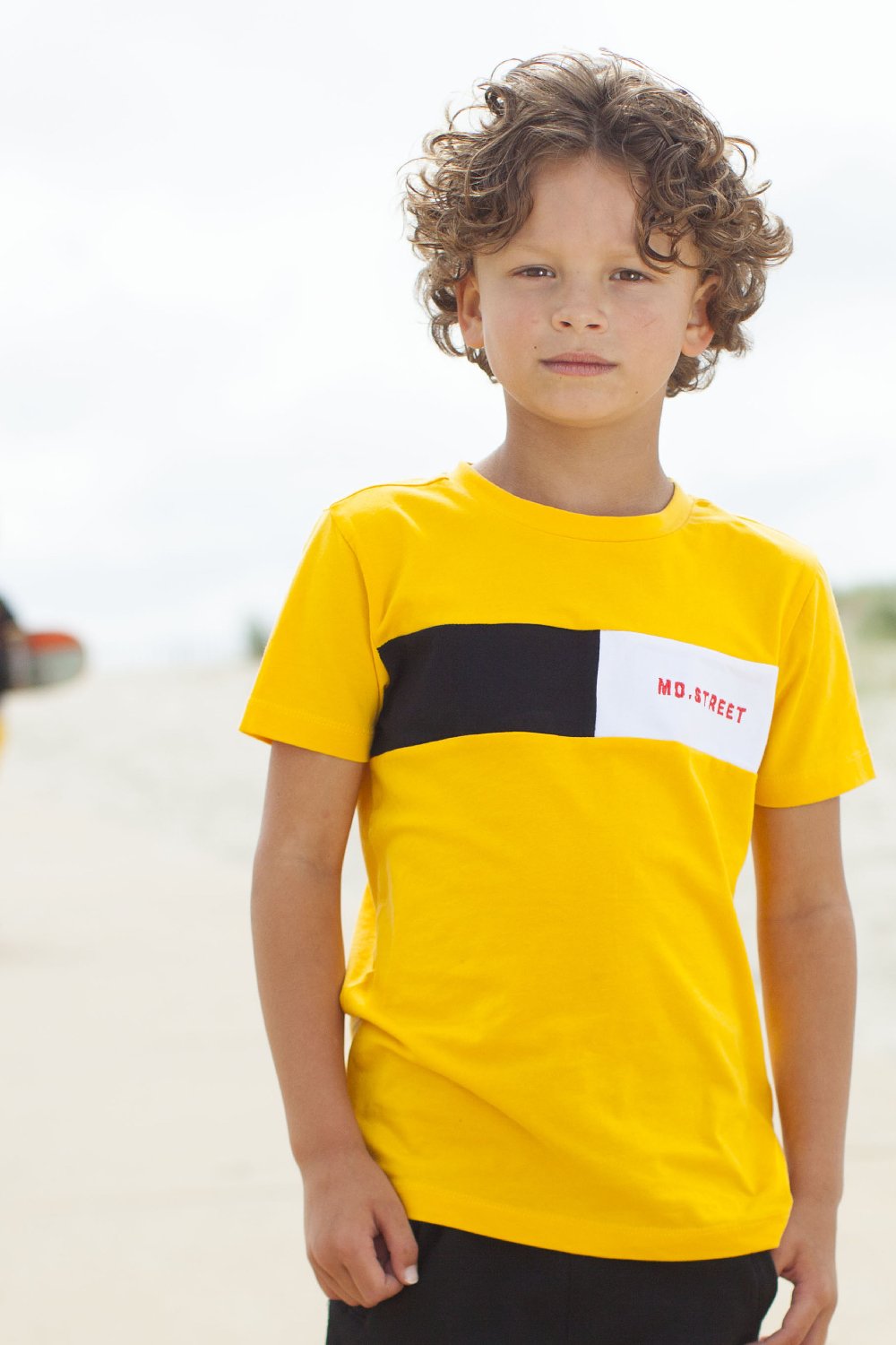 Jongens T-Shirt Contrast Stroke van Moodstreet in de kleur Dark Yellow in maat 122/128.