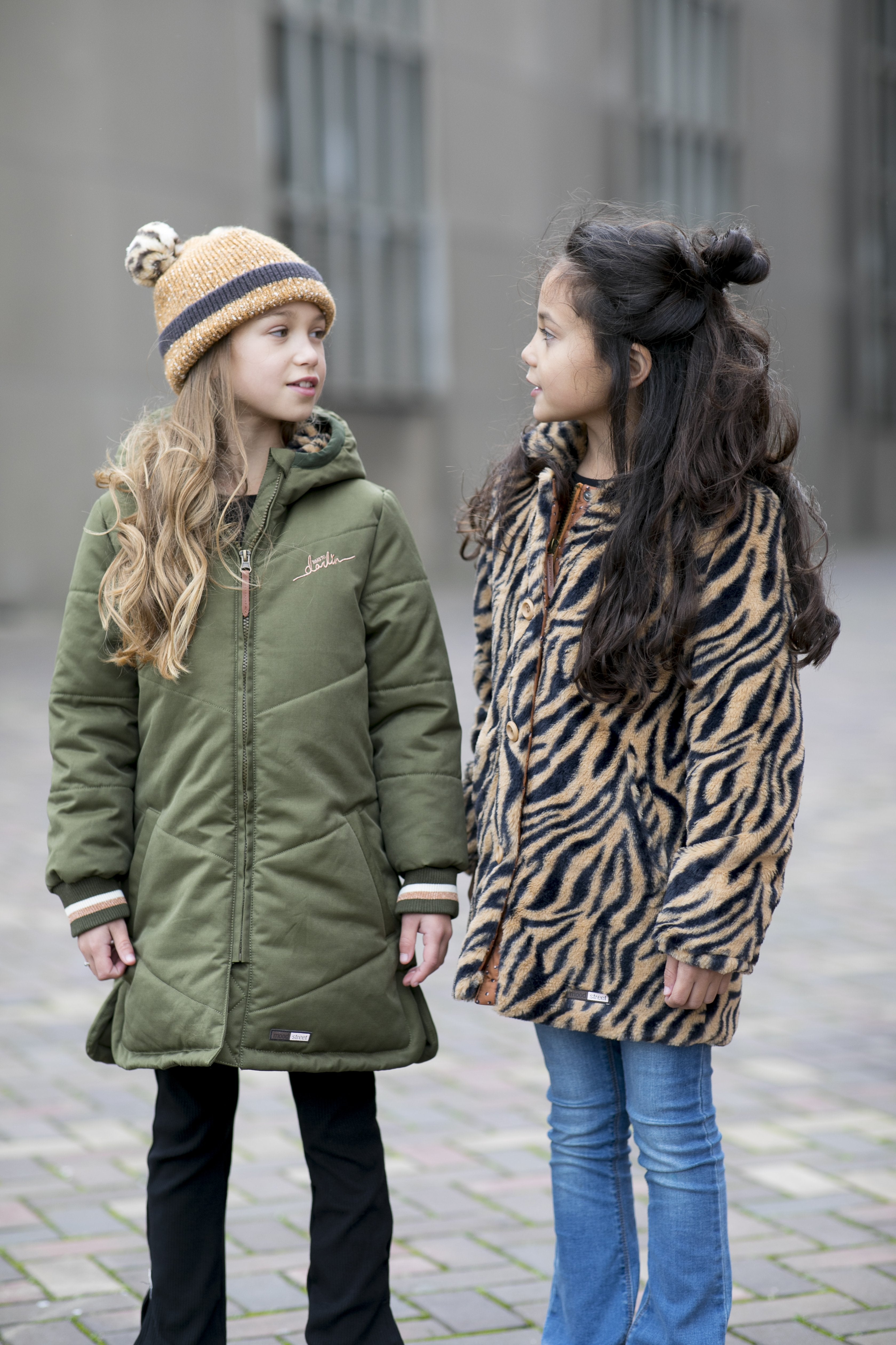 Meisjes MT long jacket van Moodstreet in de kleur Khaki in maat 146-152.
