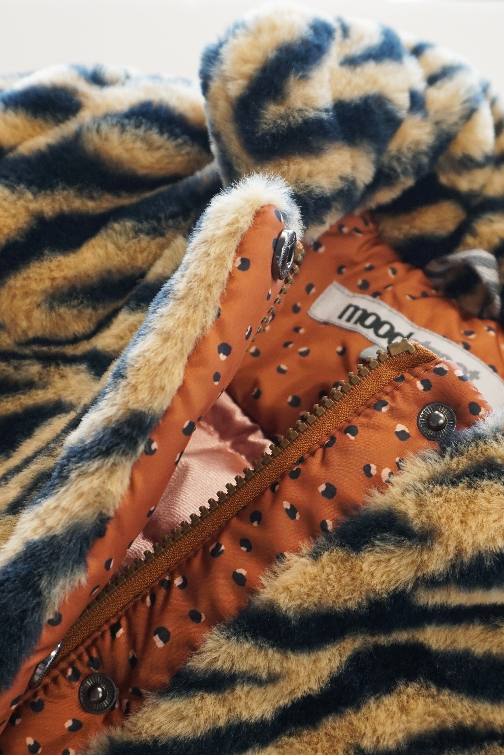 Meisjes MT fake fur coat van Moodstreet in de kleur Tiger in maat 134-140.