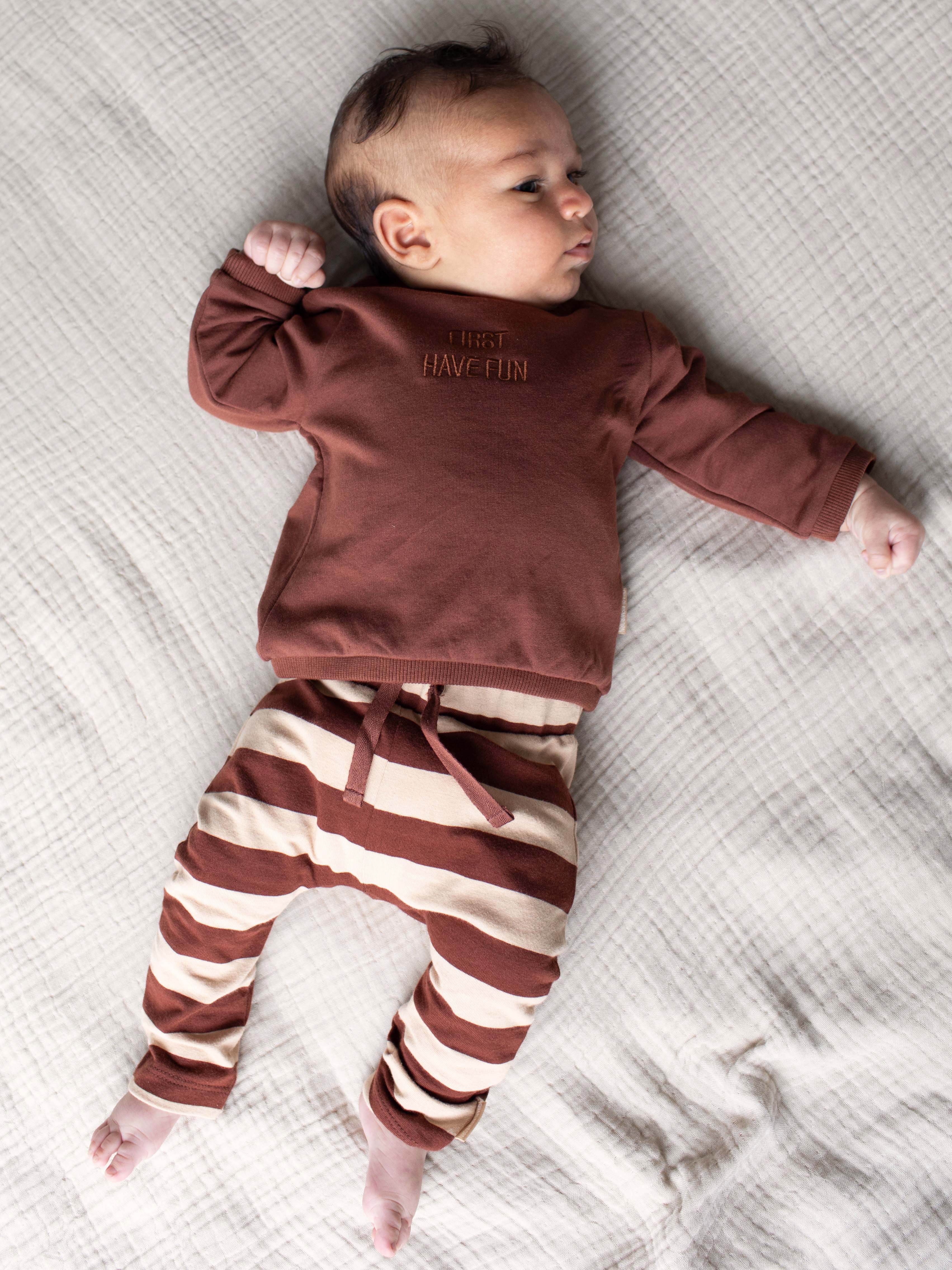 Jongens Pants MART NBW21 van Quapi Newborn in de kleur AOP Sand Stripe  in maat 68.