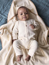 Unisexs Playsuit MELLE NBW21 van Quapi Newborn in de kleur Off White in maat 68.