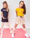 Meisjes Maya ss dress with ruffels and belt van NoNo in de kleur Navy Blazer in maat 146, 152.