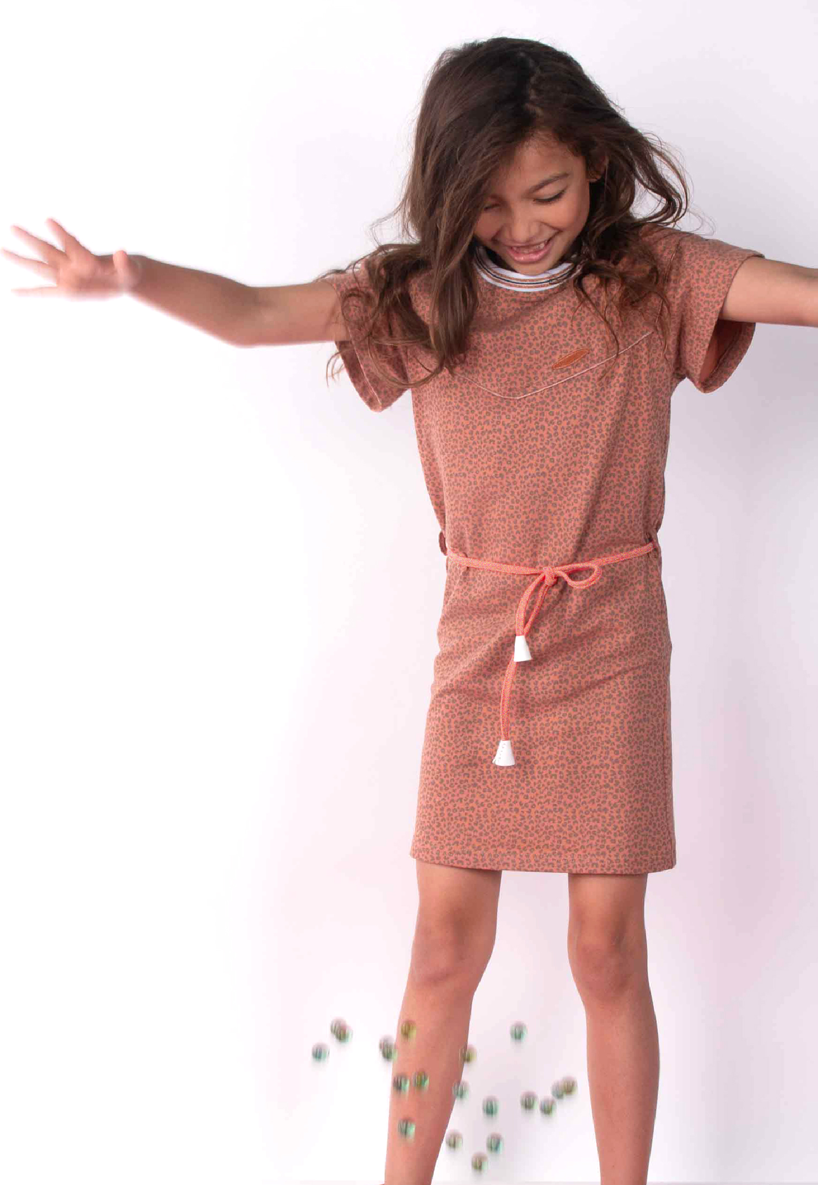 Meisjes Momba ss dress with aop animal  van NoNo in de kleur Hazelnut in maat 146, 152.