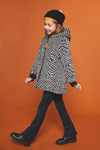 Meisjes Bria Reversible long jacket zigzag fur with hood van NoNo in de kleur Zwart in maat 116.