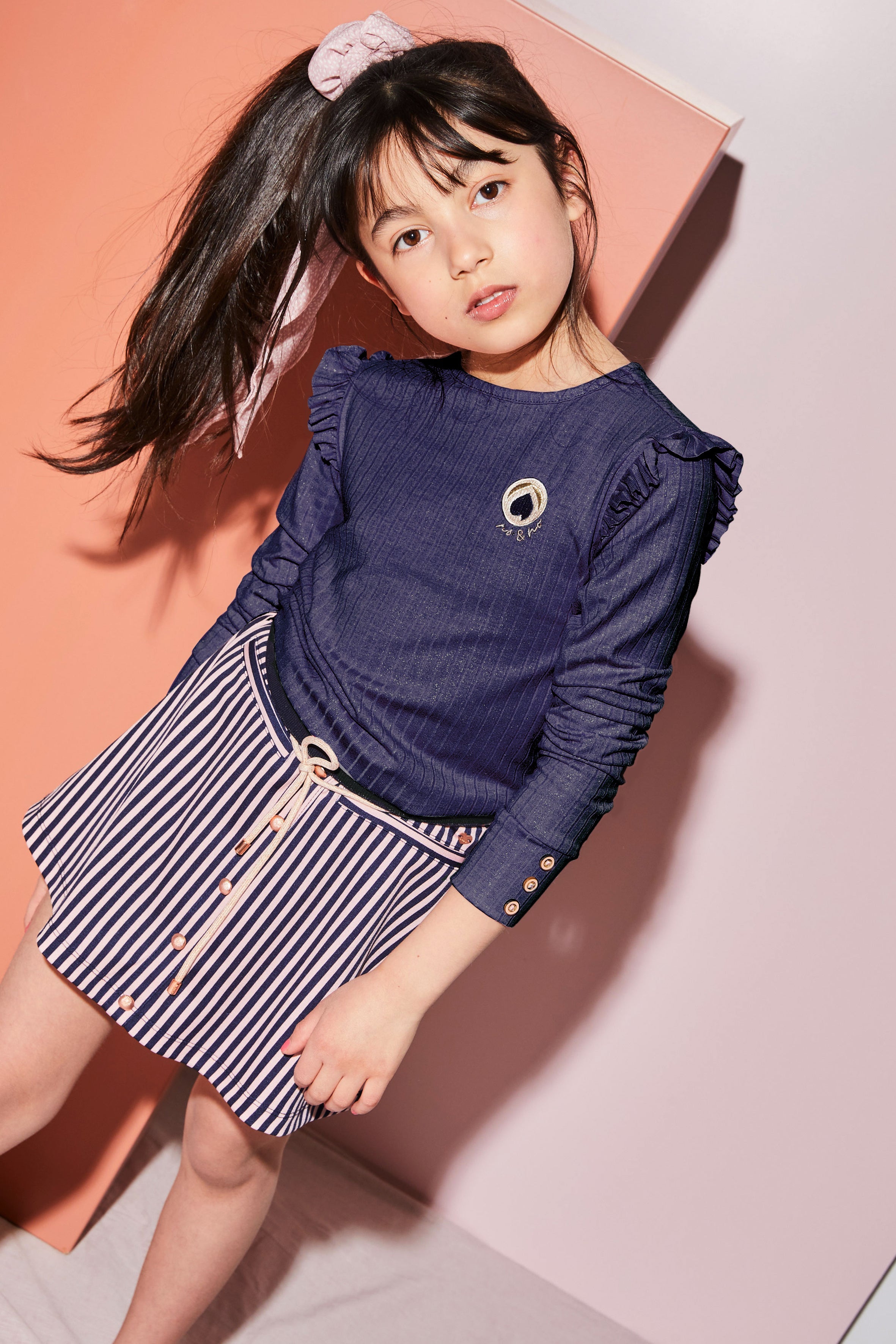 Meisjes Kiss foil printed rib tshirt l/sl with ruffle at armhole van NoNo in de kleur Navy Blazer in maat 146/152.