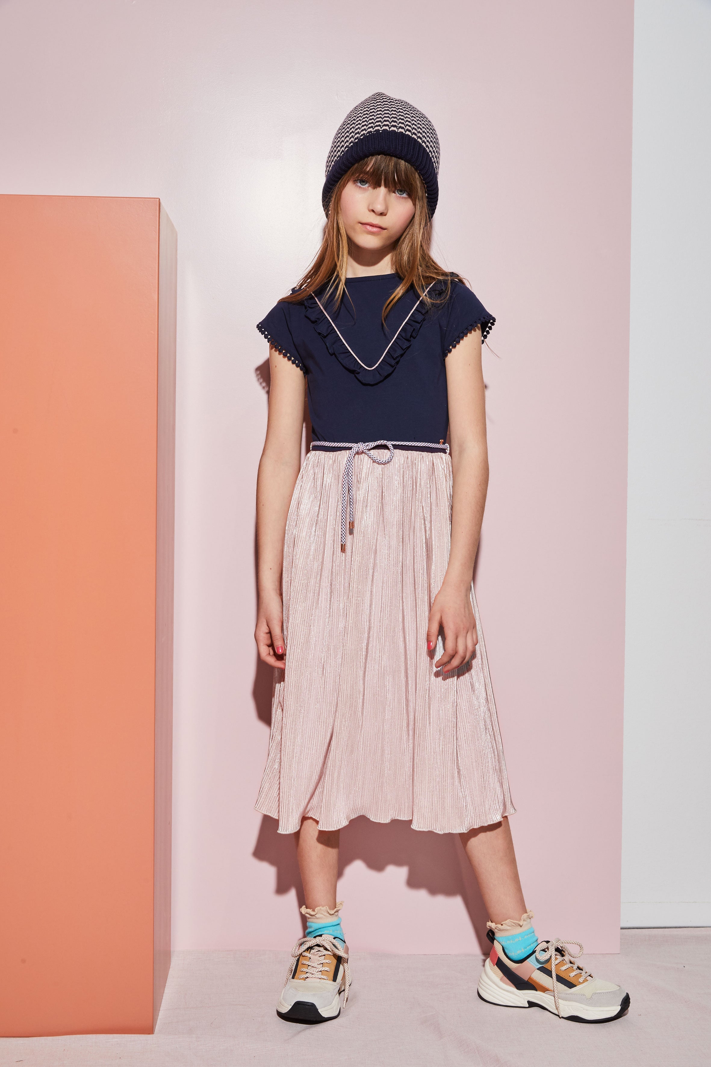 Meisjes Mikado maxi dress with jersey s/sl top+plissee skirt van NoNo in de kleur Rosy Sand in maat 146/152.