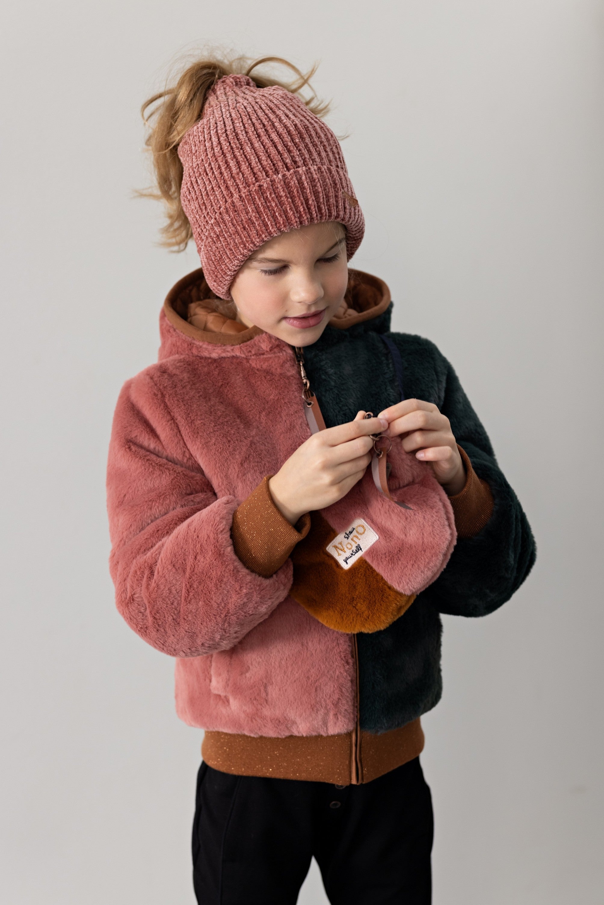 Meisjes Raya chenille set: beanie with ponytail hole+scarf van NoNo in de kleur Vintage Ruby in maat 134-164.