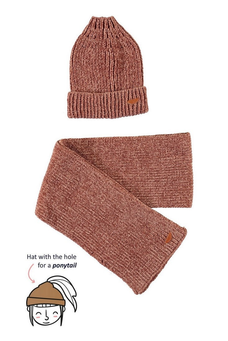 Meisjes Raya chenille set: beanie with ponytail hole+scarf van NoNo in de kleur Vintage Ruby in maat 134-164.