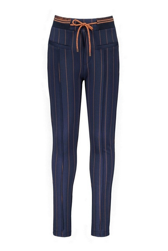 Meisjes Secla full pants in printed punta stripe van NoNo in de kleur Navy Blazer in maat 134-140.