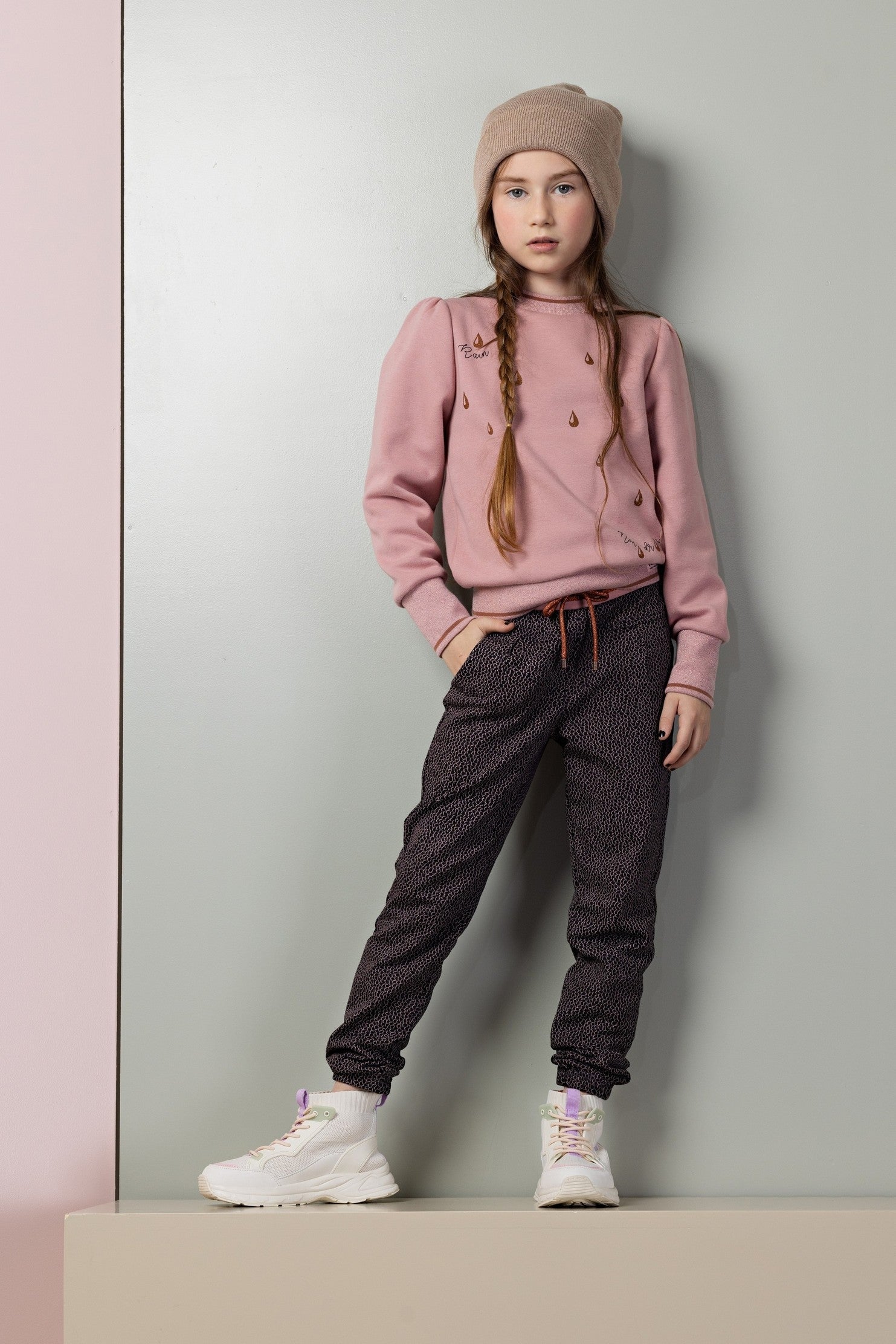 Meisjes Snoopy pants in Rocks AOP  van NoNo in de kleur Antracite in maat 134-140.