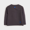 Jongens Longsleeve Kenji dark grey van Retour in de kleur dark grey in maat 104.