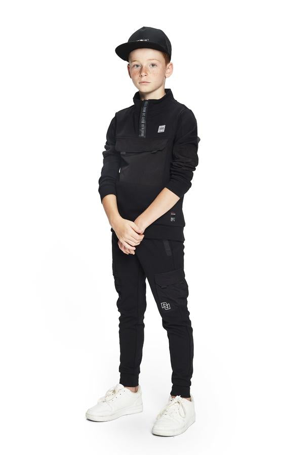 Jongens Sweat with pocket Randy van RETOUR in de kleur black in maat 170/176.