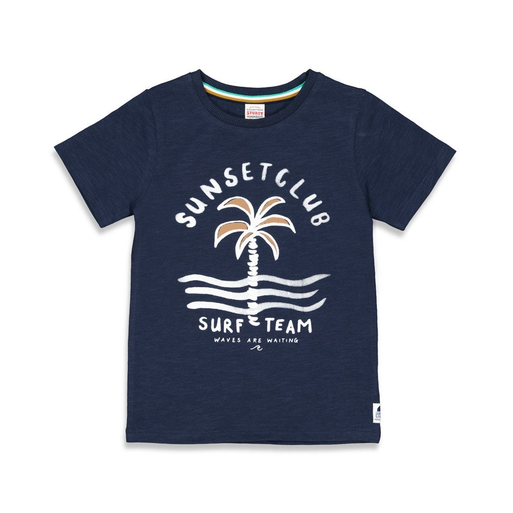 Jongens T-shirt Sunset Club - Indigo Island van Sturdy in de kleur Marine in maat 128.
