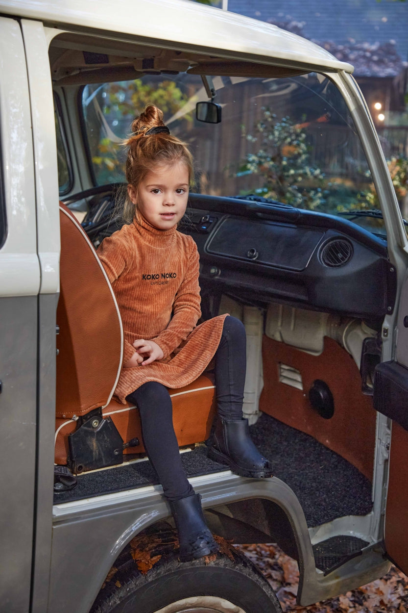 Meisjes Dress longsleeves van Koko Noko in de kleur Camel in maat 128.