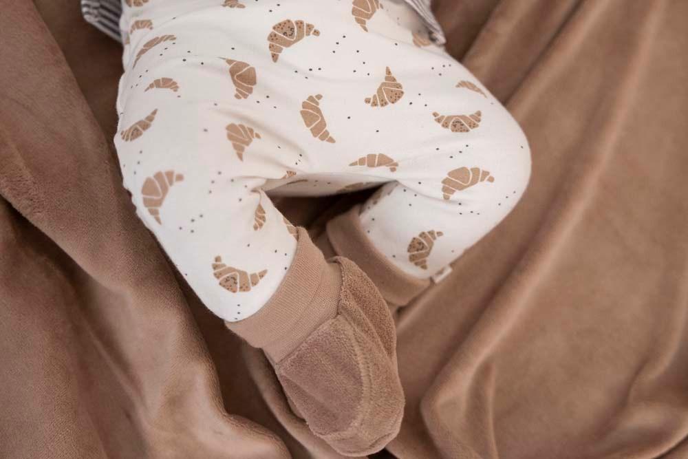 Babys Broek AOP - Little Croissant van Feetje in de kleur Offwhite in maat 68.