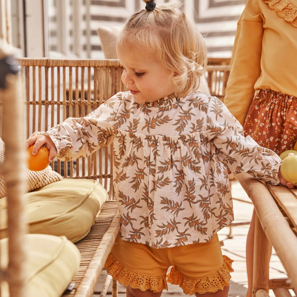 Meisjes Shorts Anglaise | Amira van Your Wishes in de kleur Golden Apricot in maat 134/140.