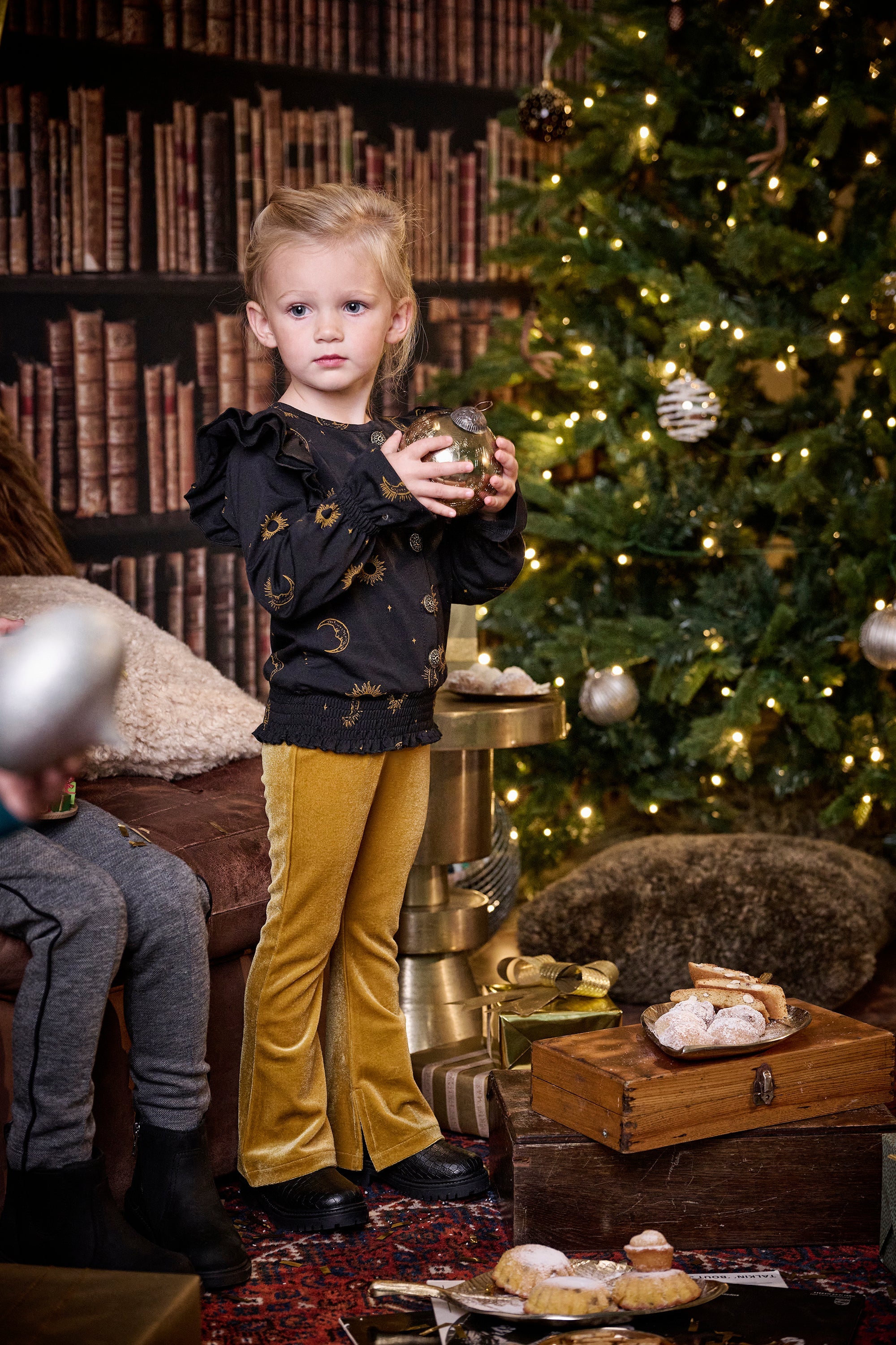 Meisjes Joggingbroek Myrthe van Z8 in de kleur Golden hour in maat 140.